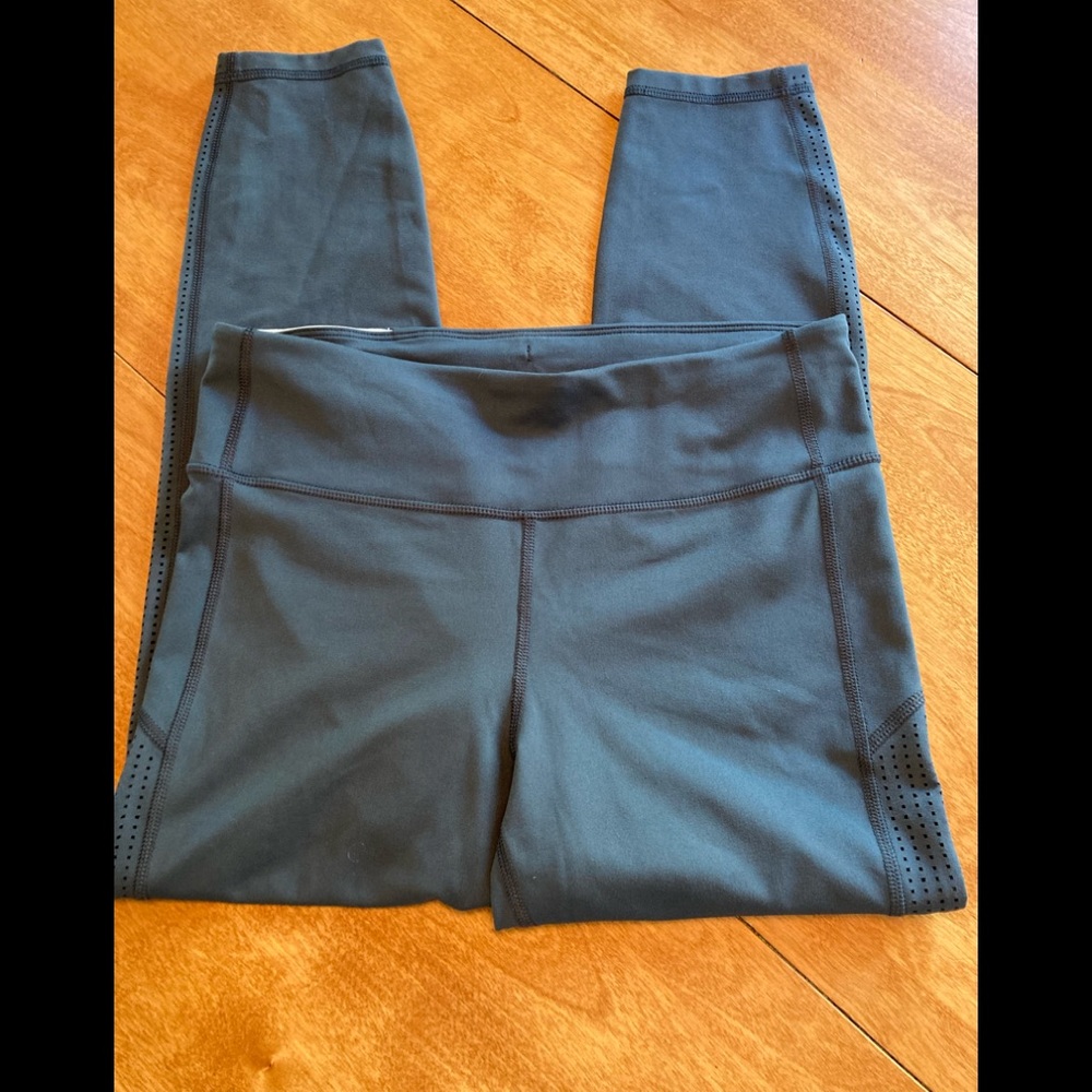 EUC GAPfit blackout workout leggings. Capri